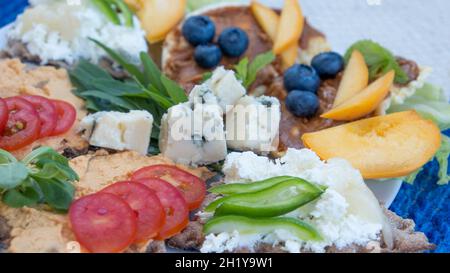 Sandwich con formaggio cremoso, frutta e verdura. Concetto di cibo sano Foto Stock