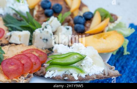 Sandwich con formaggio cremoso, frutta e verdura Foto Stock