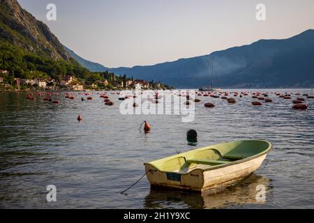 Barca da pesca su una fattoria di ostriche nella baia di Kotor, Montenegro Foto Stock