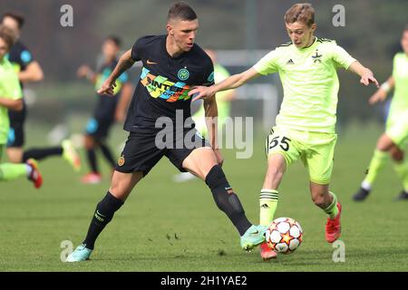 Milano, Italia. 19 Ott 2021. Franco Carboni di Internazionale e Daniel Forov di Sheriff Tiraspol durante la partita della UEFA Youth League presso il Youth Development Center di Milano. Il credito dovrebbe essere: Jonathan Moscarop/Sportimage Credit: Sportimage/Alamy Live News Foto Stock