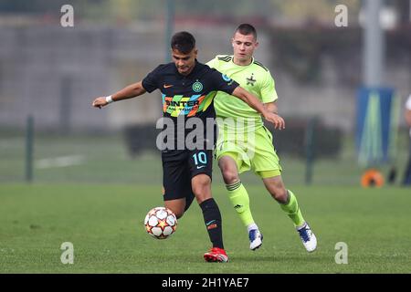 Milano, Italia. 19 Ott 2021. Nichita Picus dello sceriffo Tiraspol sfida Nikola Iliev di Internazionale durante la partita della UEFA Youth League presso il Youth Development Center di Milano. Il credito dovrebbe essere: Jonathan Moscarop/Sportimage Credit: Sportimage/Alamy Live News Foto Stock