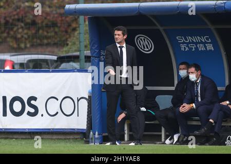 Milano, Italia. 19 Ott 2021. Cristian Chivu Capo allenatore Internazionale reagisce durante la partita della UEFA Youth League presso il Centro di sviluppo Giovanile di Milano. Il credito dovrebbe essere: Jonathan Moscarop/Sportimage Credit: Sportimage/Alamy Live News Foto Stock