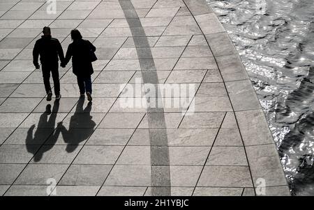 Berlino, Germania. 19 Ott 2021. Un paio di passeggiate lungo la Sprea. Credit: Brittta Pedersen/dpa-Zentralbild/dpa/Alamy Live News Foto Stock