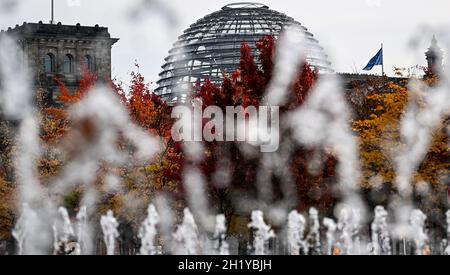 Berlino, Germania. 19 Ott 2021. Fontana di fronte all'edificio del Reichstag. Credit: Brittta Pedersen/dpa-Zentralbild/dpa/Alamy Live News Foto Stock