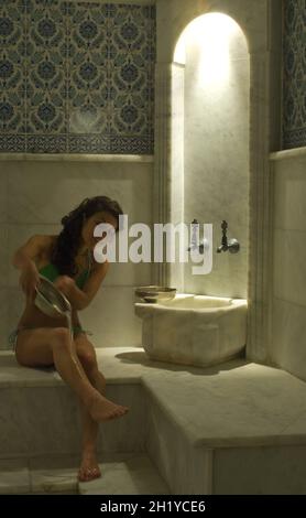 Giovane donna la preparazione di se stessa per un bagno di vapore, spa, VAL D'isere Savoia (73), Francia Foto Stock