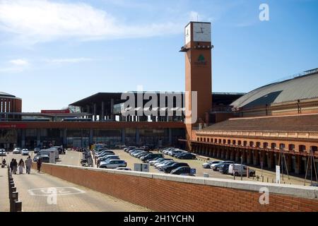 Vista del parcheggio fuori dalla stazione di Atocha a Madrid, Spagna. Foto Stock