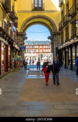 Silhouette vista di persone che camminano verso Plaza Mayor sotto l'Arco da Calle de la SAL, a Madrid. Foto Stock