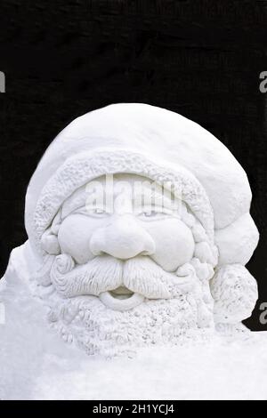 La testa di Babbo Natale, scultura su neve, VAL D'ISERE SKI RESORT, Alpi Savoia (73), RHONE-ALPES, Francia Foto Stock