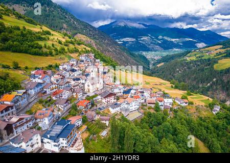 Stelvio o Stilfs in Dolomiti Alpe paesaggio aereo, provincia dell'Alto Adige nel nord Italia. Foto Stock