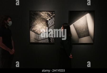 Le fotografie architettoniche di Helene Binet , un'intima presentazione dell'architettura attraverso la lente del famoso fotografo svizzero-francese Helene Binet . Negli ultimi 30 anni , Binet ha viaggiato in tutto il mondo per fotografare opere di architetti tra cui le Corbusier , Zaha Hdid RA , Nicholas Hawksmoor , Daniel Libeskind , Jorn Utzon e Peter Zumthor Hon RA . La mostra abbraccia la carriera di Binet , mostrando circa 90 immagini di oltre 20 progetti di 12 architetti . Foto Stock