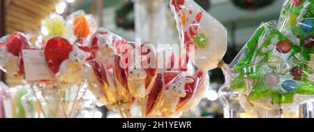 Banner. Lollipops di Natale nel negozio durante le feste di Capodanno. Albero e simboli di neve di Natale Foto Stock