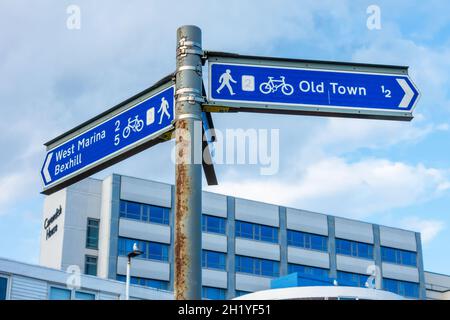 Cartello stradale che indica la città vecchia, West Marina, Bexhill preso a Hastings Foto Stock