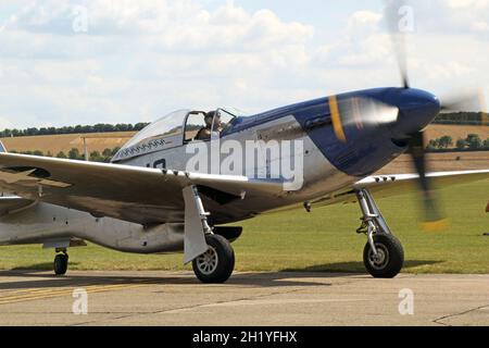 Vintage fighter p[Lane 'Miss Helen', P51D Mustang, tassando per il decollo a Duxford Airfield, Cambridgeshire Foto Stock