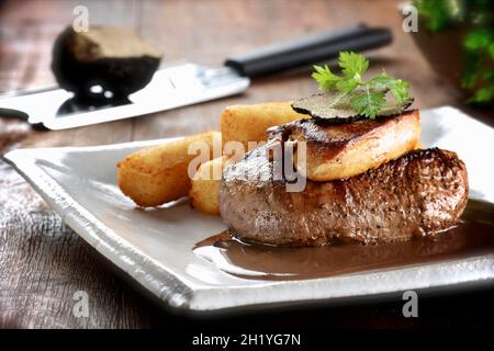 Bistecca di manzo con tartufi, fegato d'oca e crocchette Foto Stock