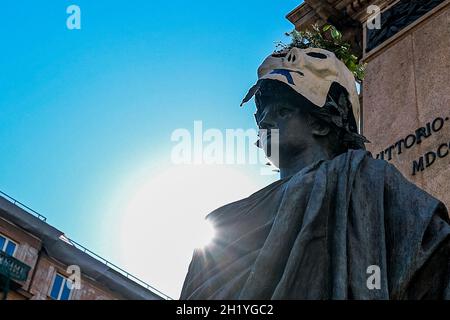 Protesta ambientalista nelle piazze di molte città italiane. Il blitz è stato eseguito dai membri della Ribellione di estensione, durante la notte, hanno preso di mira le statue delle maggiori città italiane maschere raffiguranti un cranio papier-mâché con una 'x' nera che copre la bocca sono stati collocati sui monumenti di napoli Foto Stock