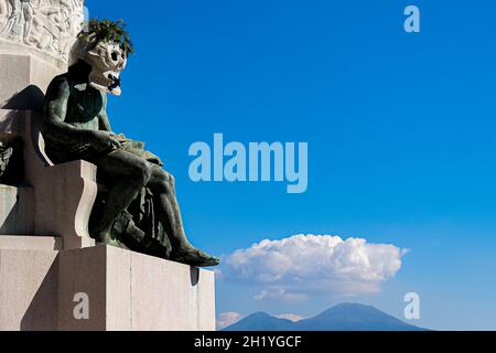 Protesta ambientalista nelle piazze di molte città italiane. Il blitz è stato eseguito dai membri della Ribellione di estensione, durante la notte, hanno preso di mira le statue delle maggiori città italiane maschere raffiguranti un cranio papier-mâché con una 'x' nera che copre la bocca sono stati collocati sui monumenti di napoli Foto Stock