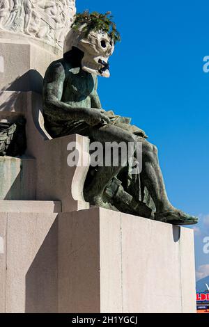 Protesta ambientalista nelle piazze di molte città italiane. Il blitz è stato eseguito dai membri della Ribellione di estensione, durante la notte, hanno preso di mira le statue delle maggiori città italiane maschere raffiguranti un cranio papier-mâché con una 'x' nera che copre la bocca sono stati collocati sui monumenti di napoli Foto Stock