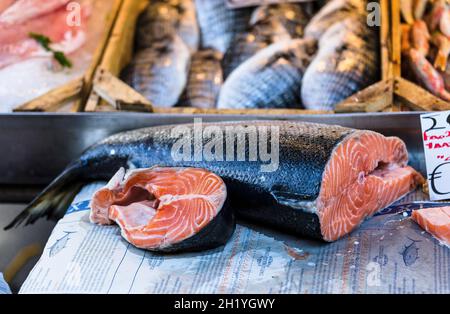 Salmone fresco in un mercato del pesce Foto Stock