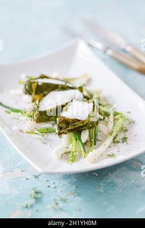 Rana pescatrice avvolta in pancetta alle alghe Foto Stock