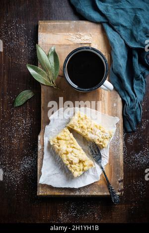 Torta di crumble di mele e quark vegan Foto Stock