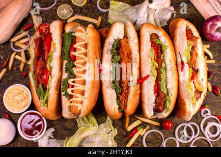 varietà diversa di rotoli di pollo o avvolgere su piatto di legno e sfondo nero.copia scape.top view.different varietà di panini di pollo o avvolgere su Foto Stock