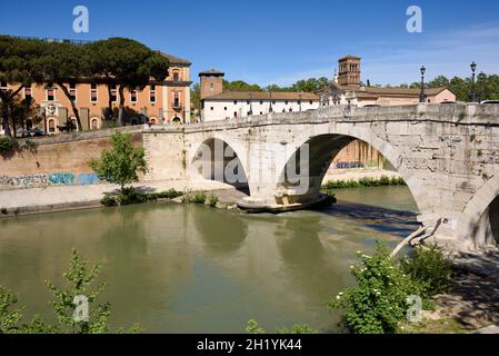 Italia, Roma, fiume Tevere, Isola Tiberina, Pons Cestius, ponte Cestio, antico ponte romano Foto Stock