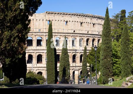 Italia, Roma, Colle Oppio e Colosseo Foto Stock