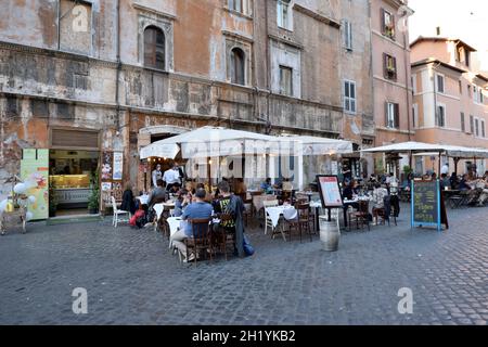 Italia, Roma, Ghetto Ebraico, via del Portico d'Ottavia Foto Stock