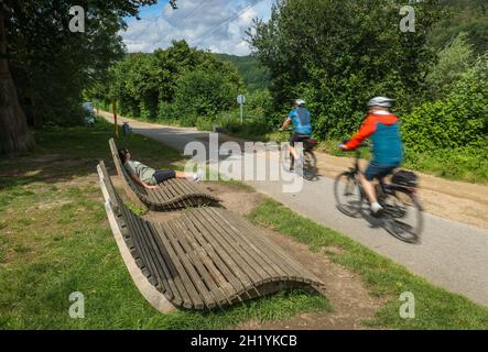 Hagen, Renania settentrionale-Vestfalia, Germania - ciclisti sulla pista ciclabile della valle della Ruhr al lago Hengstey, il lago Hengstey è un serbatoio completato in 1929 ed o Foto Stock