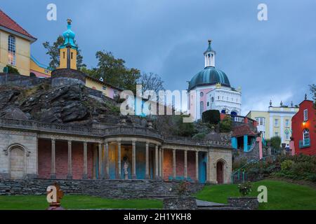 Portmeirion villaggio, Gwynedd, Galles del Nord - Bristol Colonnade e Pantheon cupola e Chantry al tramonto nel mese di ottobre - villaggio turistico Foto Stock