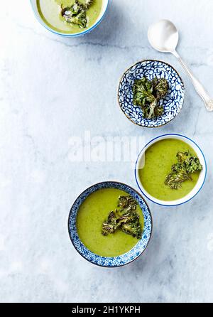 Crema di zuppa vegana di Kale-Broccoli con patatine Kale. Vista dall'alto Foto Stock
