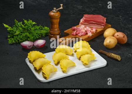 Gnocchi surgelati con pancetta e patate Foto Stock