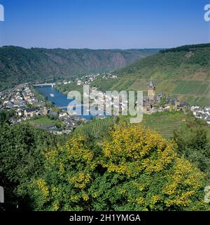 Vista sul fiume Mosella e vigneti con Cochem città e castello, Cochem, Renania-Palatinato, Germania, Europa Foto Stock