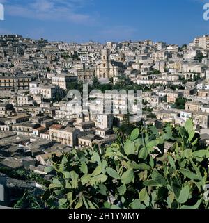 Vista sulla città barocca di Modica con la Cattedrale di San Giorgio, Modica, Provincia di Ragusa, Sicilia, Italia, Europa Foto Stock