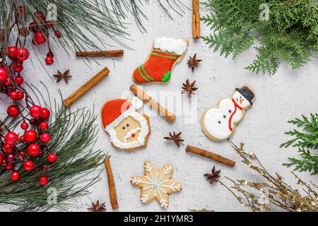 Biscotti di Natale su tavola di legno Foto Stock