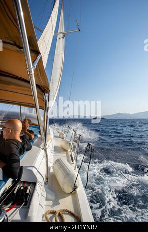 Dirigendosi verso l'isola di iOS, al centro delle Cicladi, Grecia Foto Stock