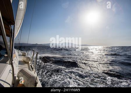 Dirigendosi verso l'isola di iOS, al centro delle Cicladi, Grecia Foto Stock