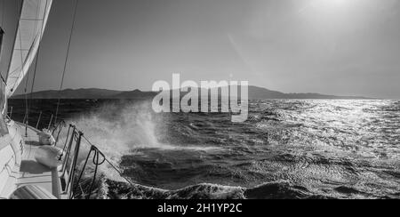 Dirigendosi verso l'isola di iOS, al centro delle Cicladi, Grecia Foto Stock