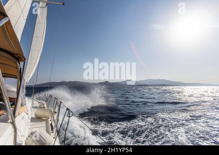 Dirigendosi verso l'isola di iOS, al centro delle Cicladi, Grecia Foto Stock