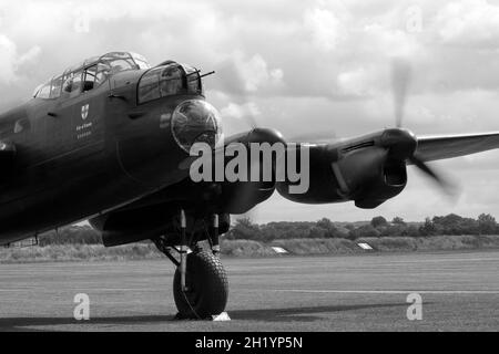 Battaglia della Gran Bretagna, il volo commemorativo Lancaster Bomber che esegue i controlli del motore a Duxford Airfield, Cambridgeshire Foto Stock