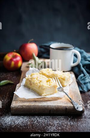 Torta di crumble di mele e quark vegan Foto Stock