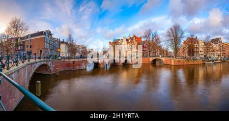 Amsterdam, Olanda skyline sui ponti e canali al crepuscolo. Foto Stock
