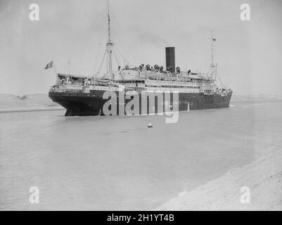 Foto d'epoca di una nave passeggeri che passa attraverso il canale di Suez circa 1925 Foto Stock