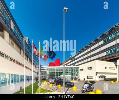 Verduno, Alba, Piemonte, Italia - 12 ottobre 2021: Ingresso principale, chiamato Verduno, dell'Ospedale Michele e Pietro Ferrero, ospedale di Alba Foto Stock