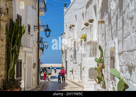 Monopoli, Puglia, Italia 2021 giugno: Passerella stretta tra edifici bianchi. Italia, Puglia, Città Metropolitana di Bari, Monopoli. Foto Stock
