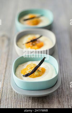 Budino di semolino con pesche e vaniglia Foto Stock