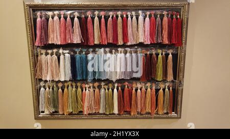 Cornice con molti fili colorati per fare tappeti turchi Foto Stock