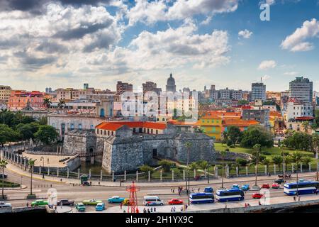 L'Avana, Cuba skyline del centro sul Malecon. Foto Stock