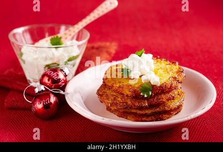 Frittelle di patate e zucca con salsa di cetrioli e formaggio cremoso Foto Stock