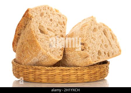 Due metà di una pagnotta profumata senza lievito con crusca di cereali in una piastra di paglia, primo piano, isolato su bianco. Foto Stock